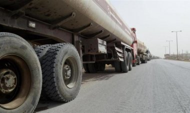 محتجون اعترضوا 4 شاحنات بداخلها بنزين ومازوت مهرب في المحمرة