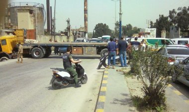 إنزلاق شاحنة واصطدامها بحائط تسبب بازدحام كبير على اوتوستراد البداوي