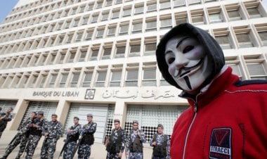 لبنان يدخل نفق الخروج من النظام المالي العالمي بعد إيقاف مصارف عالمية تعاملها مع المصرف المركزي