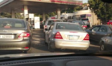 طوابير سيارات امام المحطات في النبطية لليوم الثالث على التوالي