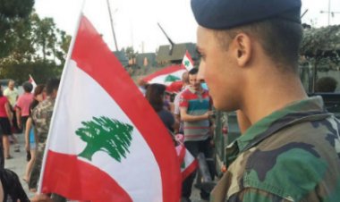 ناشطون نفذوا وقفة تضامنية مع الجيش في ساحة الشهداء