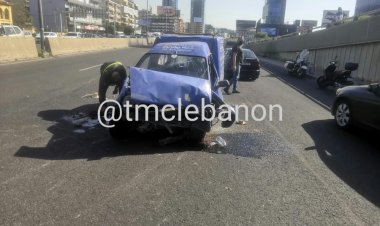 تصادم بين 3 مركبات  وانقلاب احداها على اوتوستراد النقاش