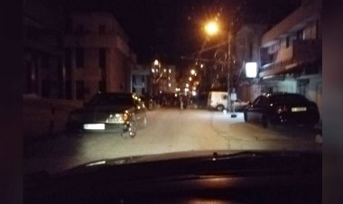 محتجون قطعوا بالسيارات طريق عام حلبا والطريق المؤدية الى السرايا احتجاجا على توقيف أحد أبناء المدينة