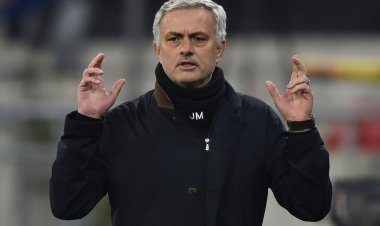 البرتغالي مورينيو يُقال من تدريب توتنهام الإنكليزي