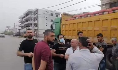 محتجون في المنية يمنعون شاحنات محملة بالإسمنت من العبور