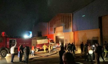 حريق في مستودع للأعلاف في الغازية ليلا