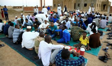 قرويون سودانيون يستوقفون المسافرين لمشاركتهم إفطار رمضان