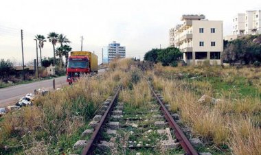 في لبنان.. شاحنة محمّلة بأطنان من سكك الحديد المسروقة