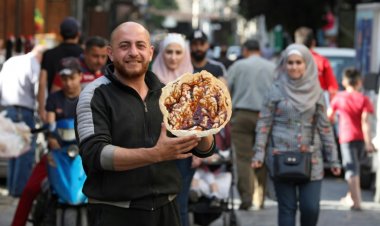 "الناعم" حلوى رمضانية تحافظ على شعبيّتها في دمشق وسط الغلاء