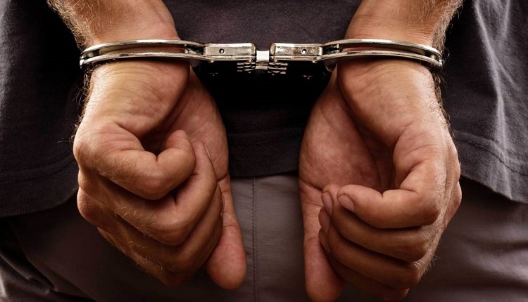 سرقوا أبواباً ودفاعات نوافذ حديدية من منزلٍ قيد الإنشاء... فأوقفتهم شعبة المعلومات