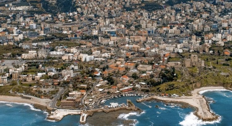 شبان قطعوا الطريق على أوتوستراد جبيل والقوى الأمنية حضرت لفتحه
