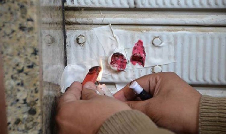 محل ألبان وأجبان بالشمع الأحمر