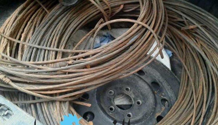 بالصورة: يستخرجان النحاس من الكابلات الكهربائيّة المسروقة ويبيعانها لقاء مبالغ ماليّة