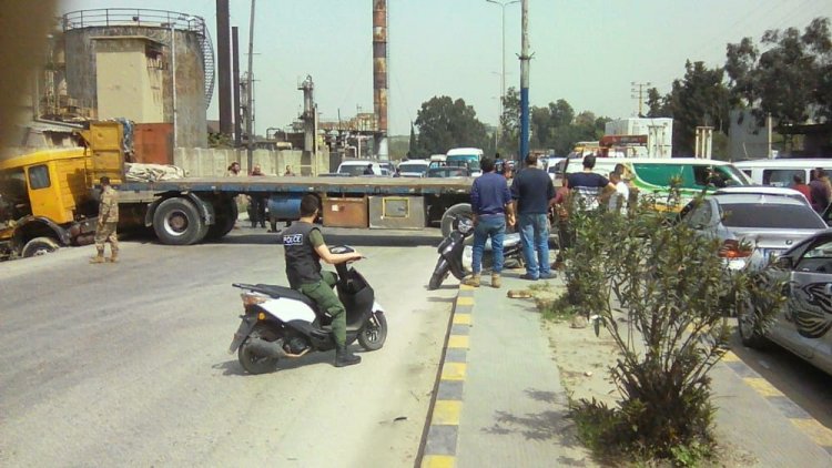 إنزلاق شاحنة واصطدامها بحائط تسبب بازدحام كبير على اوتوستراد البداوي