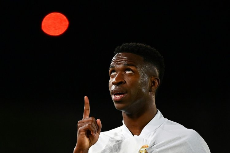 تقارير: فينيسيوس يمدد عقده مع ريال مدريد حتى 2027