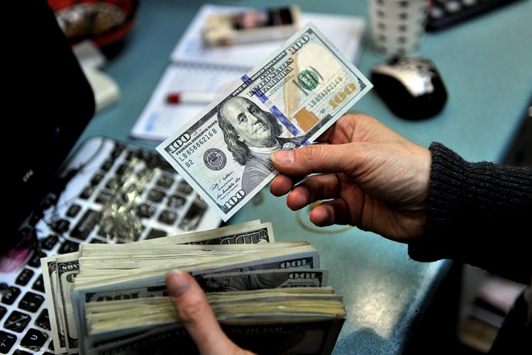 ارتفاع طفيف في سعر صرف الدولار في السوق السوداء... وتسجيل 12050 ليرة
