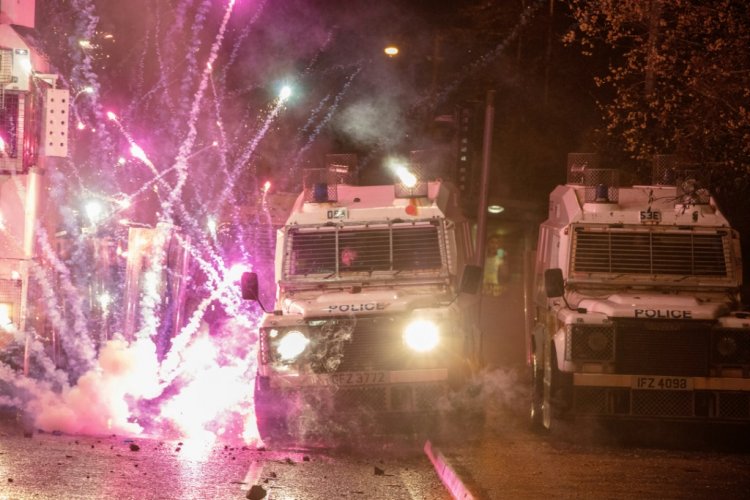 أعمال عنف جديدة في إيرلندا الشمالية رغم الدعوات إلى التهدئة