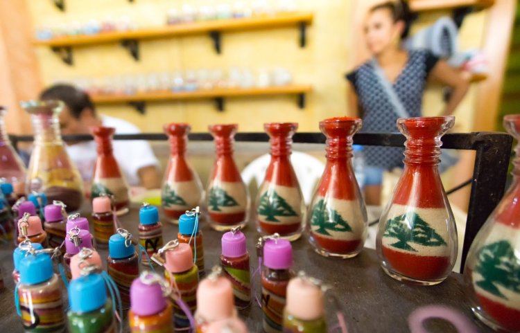 المنتج المحلي يغزو الأسواق.. كيف أحيت الأزمة الاقتصادية الصناعة في لبنان؟