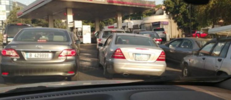 طوابير سيارات امام المحطات في النبطية لليوم الثالث على التوالي