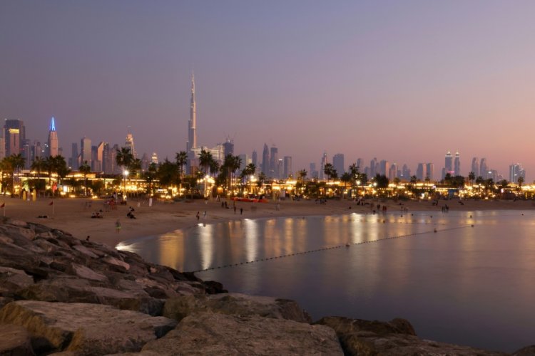 دبي تسمح للمطاعم بالعمل خلال صوم رمضان من دون تغطية الواجهات