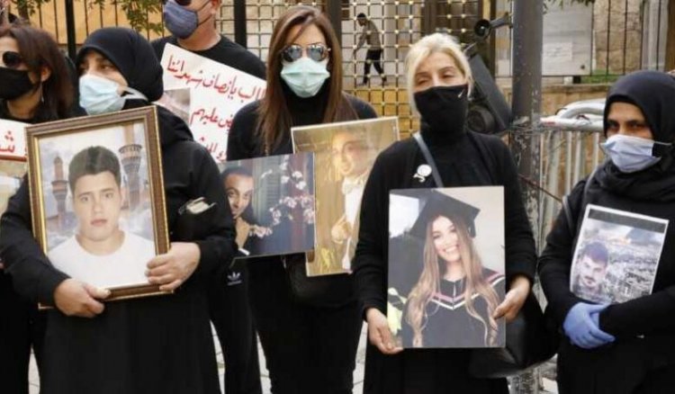 وقفة تضامنية لأهالي شهداء فوج الاطفاء أمام قصر العدل دعما للقاضي بيطار ولقرار رفع الحصانات