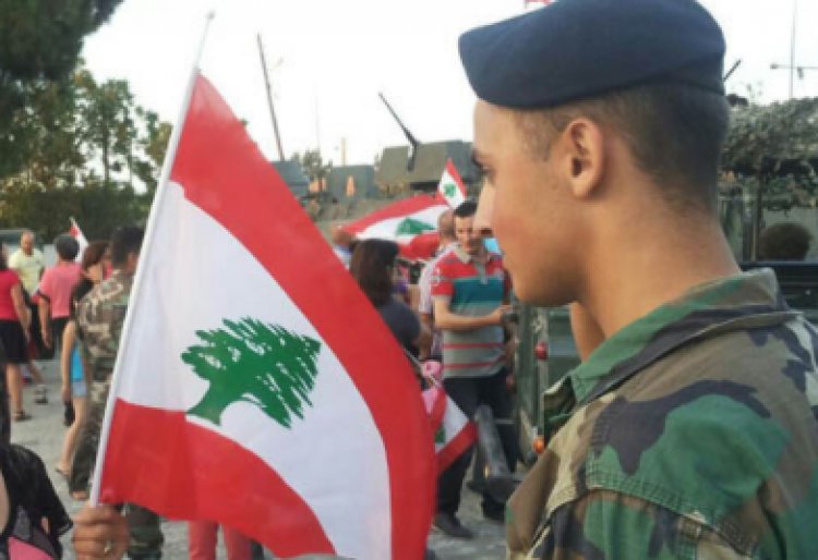 ناشطون نفذوا وقفة تضامنية مع الجيش في ساحة الشهداء