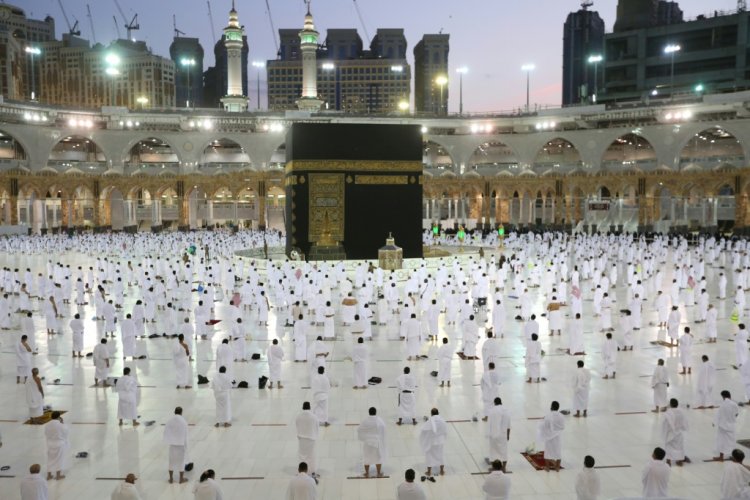 شاهد صور الحجر الأسود باستخدام تقنية عالية الوضوح