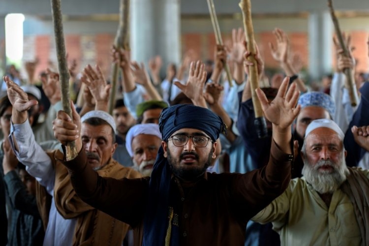 مقتل شرطيين في التظاهرات المناهضة لفرنسا في باكستان