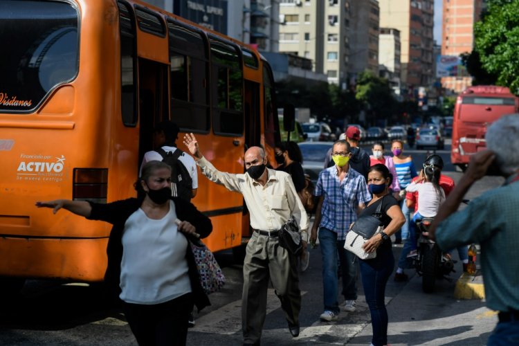 توقيف أربعة أشخاص يبيعون لقاحات ضد كوفيد في السوق السوداء في فنزويلا