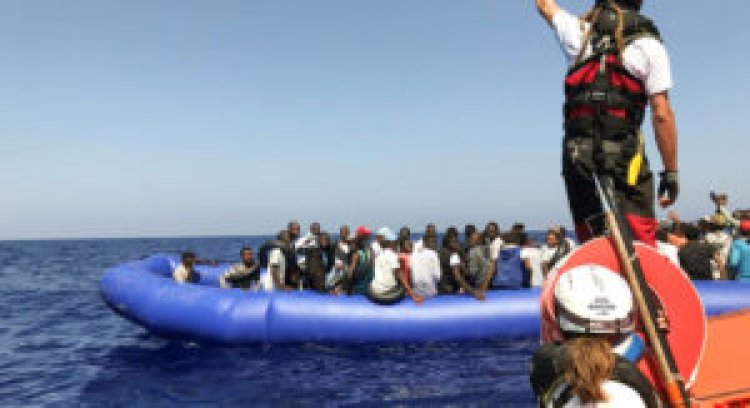 غرق زورق على متنه 130 مهاجراً قبالة السواحل الليبية