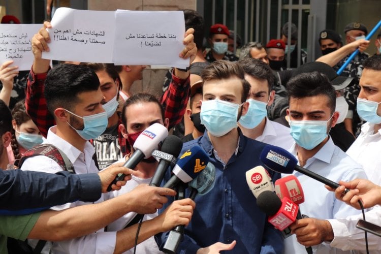 وقفة طالبية أمام وزارة التربية رفضا لتمديد العام الدراسي
