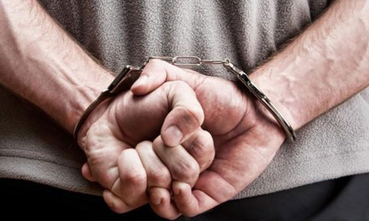 توقيف شخص في منطقة الجمهور ـــ عاليه  لقيامه بتجارة الأسلحة والمخدرات