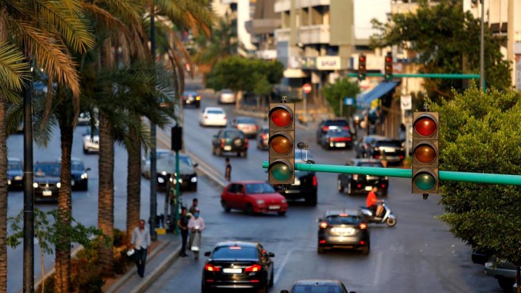 أزمة الدولار تطفئ مصابيح الإنارة وإشارات السير في شوارع بيروت
