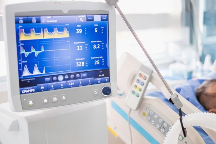 مستشفى ميس الجبل الحكومي تسلّم أجهزة تنفس مقدّمة من النائب فياض