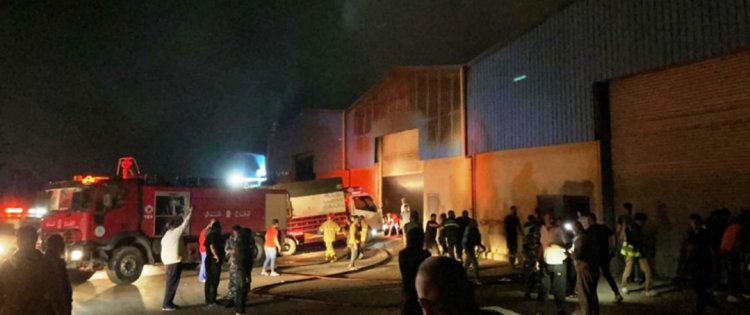 حريق في مستودع للأعلاف في الغازية ليلا