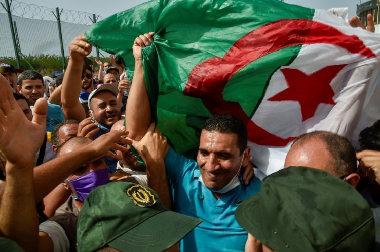 أحد رموز الحراك الجزائري ينتقد بشدّة تصريحات ماكرون