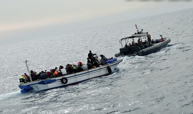 بالصور: إحباط عملية تهريب 60 شخصاً عبر البحر