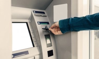 بطريقة احتيالية سرقها أثناء سحبها لمبلغٍ من صرّاف آلي  بعد أن أقنعها بأن الآلة معطّلة