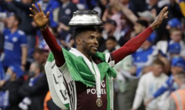 لاعبان في ليستر يرفعان علم فلسطين أثناء التتويج بكأس الاتحاد الإنجليزي