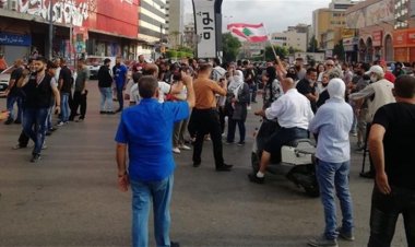 قطع الطريق في ساحة النور احتجاجا على مشاركة النازحين بالانتخابات في السفارة السورية