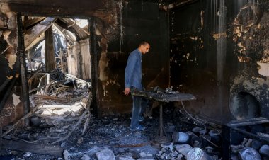 الفلسطينيون يبحثون عن مستقبل غزة الاقتصادي تحت أنقاض مصانعهم المدمّرة