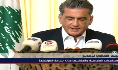 بالفيديو.. هرّة تقتحم مؤتمرا صحافيا للأحدب