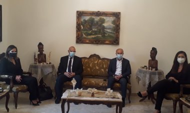 عبد الصمد مع وفد من وزارة الاعلام عزوا بالقاضي دوره