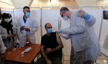 بالصور: وزير الصحة يتلقى لقاح أسترازينيكا في بعلبك