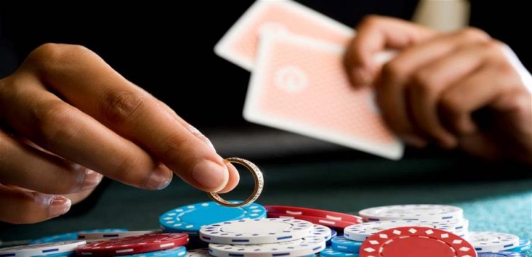 مكتب مكافحة القمار يوقف شخصا يدير العاب الميسر وبرفقته 8 اشخاص