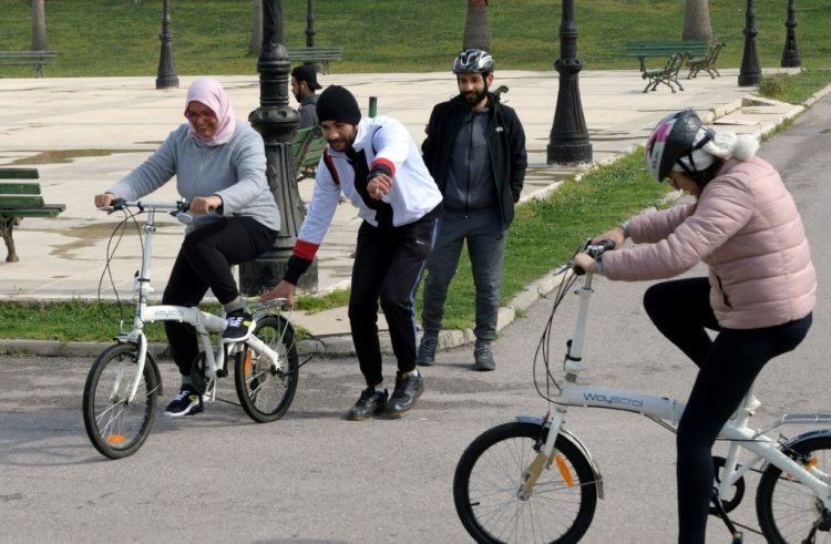 حظر تجول في تونس يدفع هواة الدراجات الهوائية الى احتلال الشارع