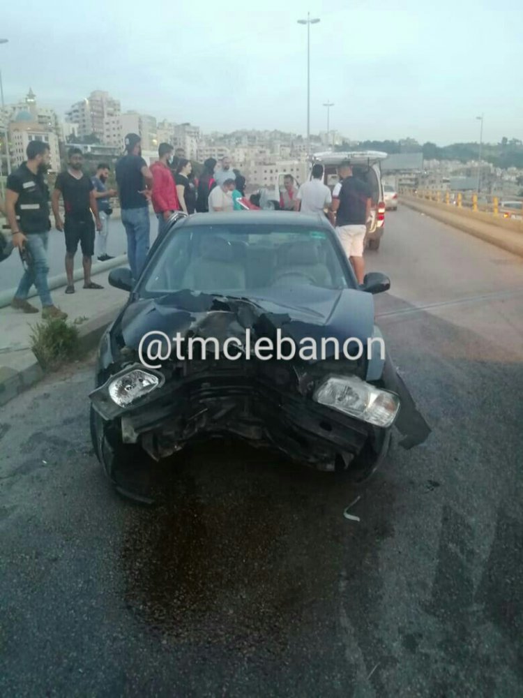 جريحان  باصطدام سيارة بعمود انارة على جسر الكوستا برافا