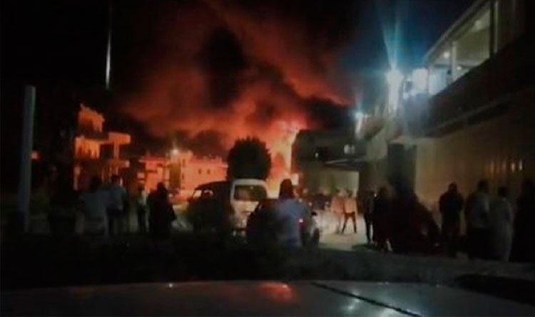 بالفيديو: اندلاع النيران  بصهريج محمّل بالمحروقات على طريق عام وادي خالد