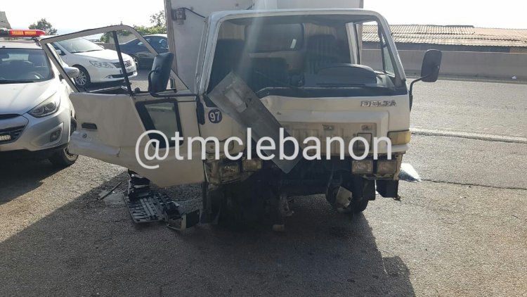 تصادم بين بيك آب ومركبة على اوتوستراد  المنصف