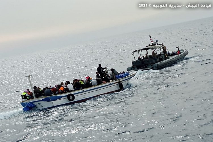 بالصور: إحباط عملية تهريب 60 شخصاً عبر البحر